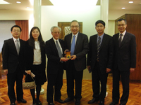 Mr. He Zhiming (left), Deputy Director of Taiwan Affairs, Liaison Office of the Central People’s Government in the Hong Kong S.A.R. receives a souvenir from Prof. Jack Cheng (right), Pro-Vice-Chancellor of CUHK